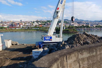 Faroz Limanı’nı dev dalgalardan korumak için 21 tonluk beton blokların dizilmesine başlandı
