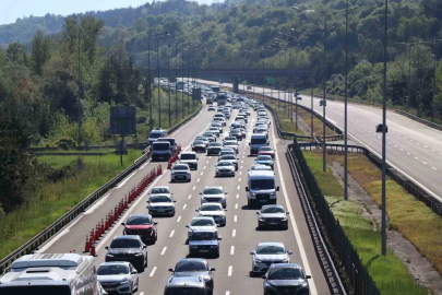 Bayram tatilinin bitmesiyle Bolu geçişinde trafik durma noktasına geldi
