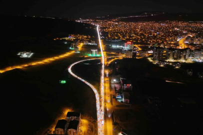 Tatilciler dönüş yolunda: 43 ilin geçiş noktasında kilometrelerce kuyruk
