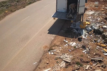 Çevreyi kirletenler fotokapan kamerasına böyle yakalandı
