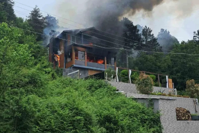 Yangın çıkan villada alevlerin arasında kalan yaşlı kadını ekipler kurtardı
