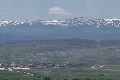 Kütahya’da kartpostallık manzara zirvede kar, ovada bahar
