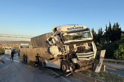 Tır başka bir tıra arkadan çarptı, yol trafiğe kapandı
