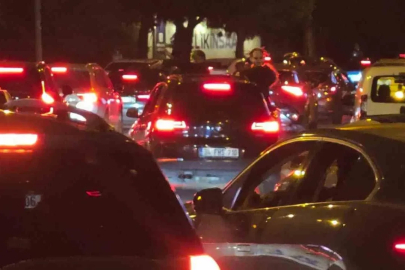 Camdan sarkarak trafiği tehlikeye atan genç polis denetimine takıldı
