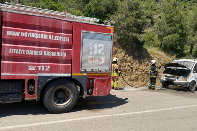 Hatay’da seyir halindeki otomobil alevlere teslim oldu
