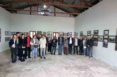 İletişim Fakültesi öğrencileri Kozan’ın kurtuluşuna tanıklık eden tarihi belgeleri yerinde inceledi
