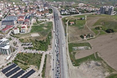 Tatil bitti, yoğunluk bitmedi: 43 ilin geçiş noktasında dönüş trafiği yaşandı
