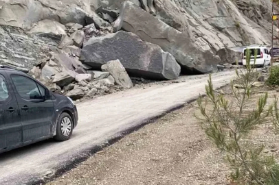 Ayancık’ta heyelan: Köy yolu trafiğe kapatıldı
