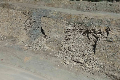 Sarıcakaya yolunun istinat duvarı yıkıldı
