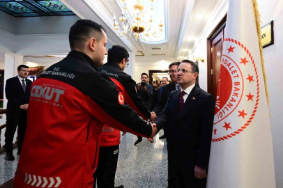 Bakan Gürlek, birim amirleri, Bakanlık ve HSK personeliyle bayramlaştı
