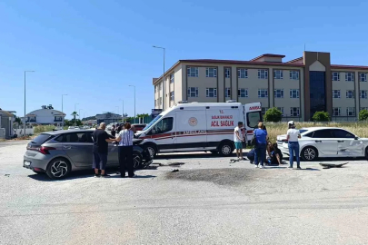 Kontrolsüz kavşakta çarpışan otomobillerin sürücüleri yaralandı
