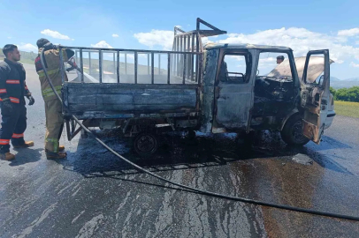 Mazot ve yağ yüklü kamyonet alevlere teslim oldu
