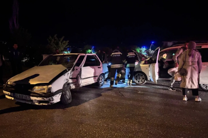 Araçta sıkışan yaralıyı itfaiye kurtardı
