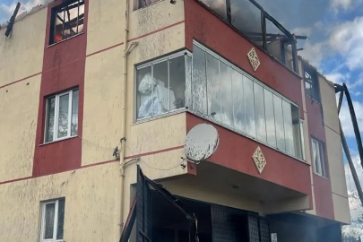 Kastamonu’da üç katlı binanın çatısında yangın

