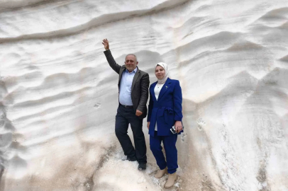 Haziran ayında 4 metreyi aşan karı görmek için Mereto Dağına tırmanıyorlar
