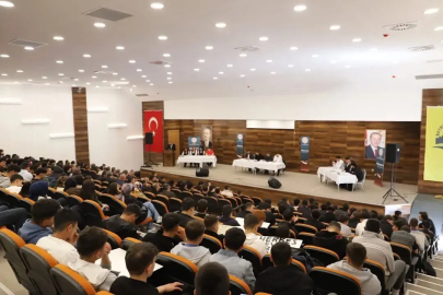 Bayburt’ta öğrenciler teknolojinin etkilerini münazarada tartıştı
