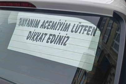 Acemi sürücünün arka cam yazısı dikkat çekti
