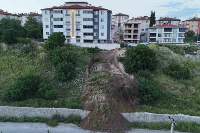 Karabük’te heyelan tehlikesi: Toprak kütlesi yola indi
