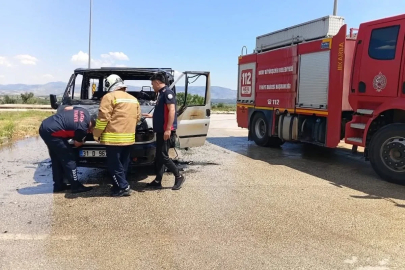 Hassa’da yanan minibüs kullanılmaz hale geldi
