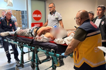 Motosiklet, elektrik direğine çarptı: 1’i ağır 2 yaralı
