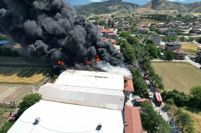 Kauçuk fabrikasındaki yangın havadan görüntülendi
