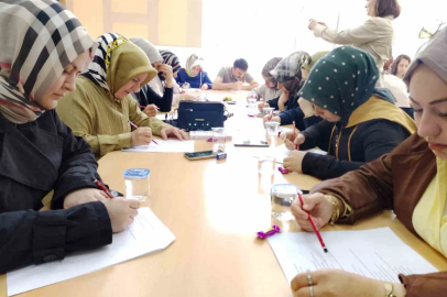 Veliler sınav sıralarına çocukları için oturdu
