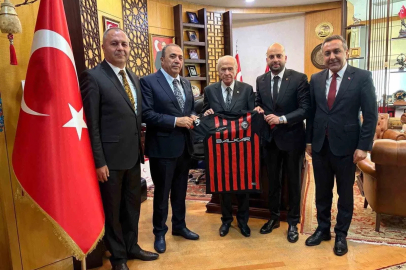 MHP Lideri Bahçeli’ye Süper Lig’e yükselen Çorum FK forması hediye edildi
