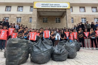 Yüksekova’da 400 kişi bir araya gelerek çevre temizliği yaptı
