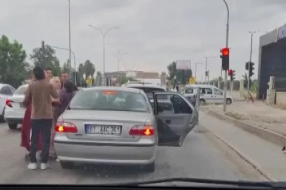 Adana’da trafikte kadınlı erkekli kavga kameraya yansıdı
