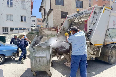 Hisarcık’ta çöp konteynerlerinde temizlik ve dezenfeksiyon çalışması
