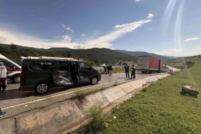 D100’de kayan kamyonun çarptığı minibüsteki 5 kişi yaralandı
