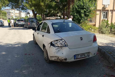 Otomobil, park halindeki araca çarptı: 1 yaralı
