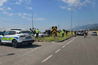 Gaziantep’te 2 otomobil kavşakta çarpıştı: 1 yaralı
