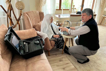 Yaşlı kadının kimliği evinde yenilendi
