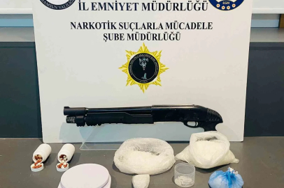 Samsun’da zehir tacirlerine gözaltı: 831 gram metamfetamin ele geçirildi
