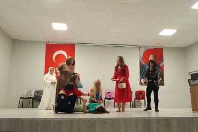 Kepsutlu kadınların oynadığı tiyatro oyunu ilgi gördü
