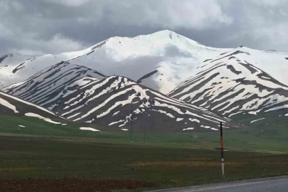 Van’daki karlı dağlar ’Zebra’ desenine büründü
