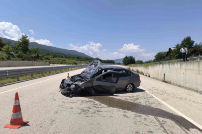 Kastamonu’da otomobil istinat duvarına çarptı: 2 yaralı
