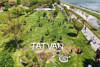 Tatvanlı öğrencilerden Van Gölü sahilinde çevre temizliği
