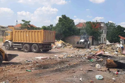 Yunusemre’de boş arazilere usulsüz dökülen 8 kamyon atık toplandı
