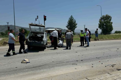 Hatay’da seyir halindeki iki otomobil çarpıştı: 1’i ağır 2 yaralı
