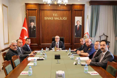 Vali Şimşek: "Vatandaşlarımızın huzuru ve güvenliği için sahada olmaya devam edeceğiz"
