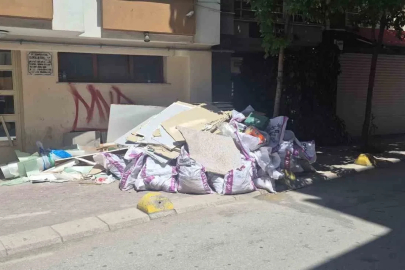 Kaldırıma sorumsuzca bırakılan inşaat artıkları
