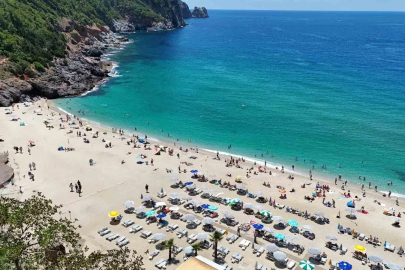 Kleopatra Plajı turistlerle doldu taştı
