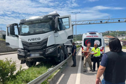 Sinop’ta kamyon sürücüsü direksiyon başında fenalaştı: 1 yaralı
