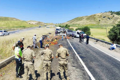 Diyarbakır’da sebze yüklü kamyonetin tekeri patladı: Kasadan savrulan ürünler yolu trafiğe kapattı

