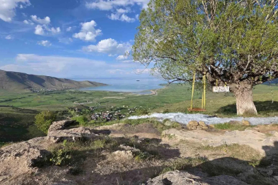 Van’ın koyları ve göl manzaralı mesire alanları doğaseverleri büyülüyor
