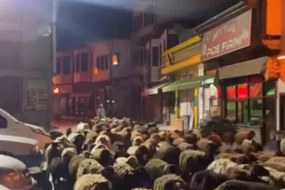 Tokat’ta yayla göçünde yüzlerce koyun şehir merkezinden geçti
