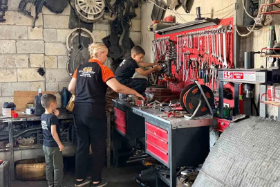 Yemek bırakmak için kocasının araç tamir atölyesine geldi, motor ustası oldu
