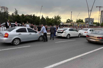 Alt geçit girişinde 4 otomobil çarpıştı: 2 yaralı
